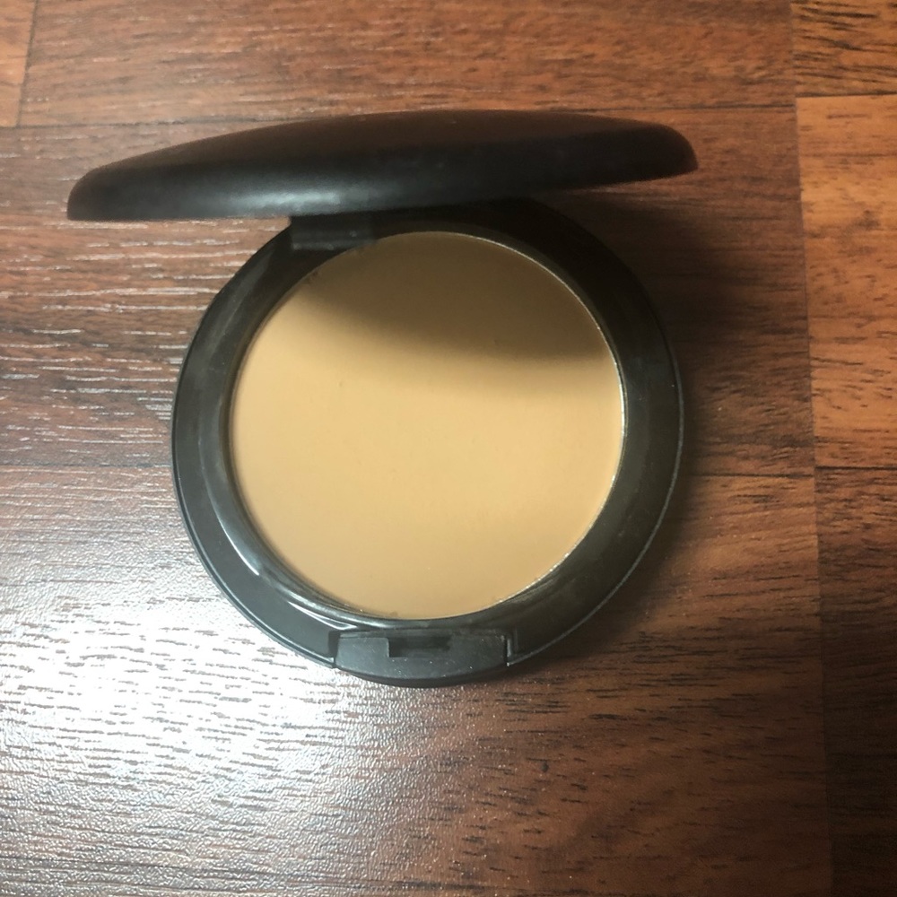 Mac studio fix powder